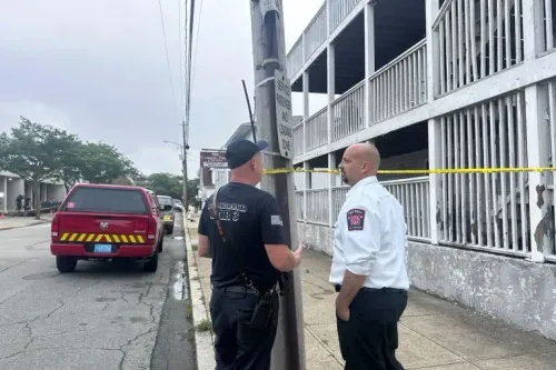 رجلا إطفاء يتحدثان بالقرب من موقع حريق في منشأة للمساعدة على المعيشة في فال ريفر، ماساتشوستس، بعد الحادث المأساوي الذي أسفر عن وفيات وإصابات.