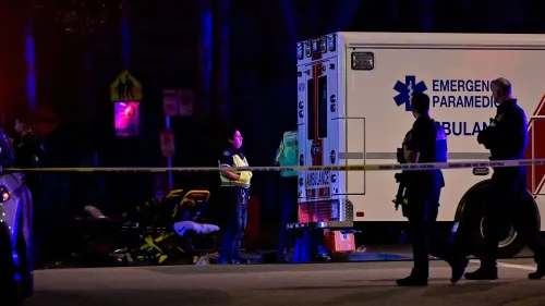 موقع الحادث في مهرجان يوم لابو لابو بفانكوفر، حيث يعمل المسعفون والشرطة في مكان الحادث وسط أجواء من الفوضى بعد الدهس.