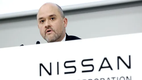الرئيس التنفيذي لشركة نيسان، إيفان إسبينوزا، يتحدث خلال مؤتمر صحفي حول تخفيضات الوظائف والإنتاج في الشركة.