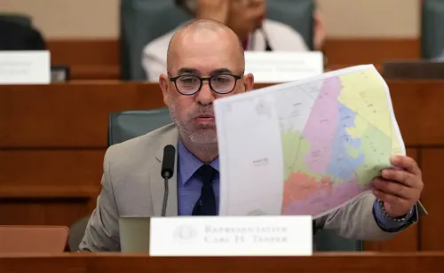 ممثل يحمل خريطة جديدة لتقسيم الدوائر الانتخابية في تكساس، مما يعكس جهود الجمهوريين لتعزيز مواقعهم في الانتخابات المقبلة.