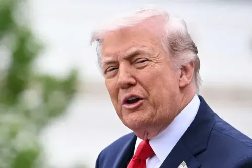 ترامب يتحدث بجدية عن إيران، مع خلفية انفجارات، ويظهر في الصورة وهو يحمل بندقية هجومية، مع عبارة "NO MORE MR. NICE GUY!"