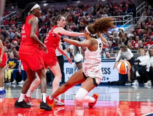 تظهر الصورة لحظة من مباراة كرة السلة بين إنديانا فيفر وشيكاغو سكاي، حيث تتداخل اللاعبين في مواجهة حماسية.