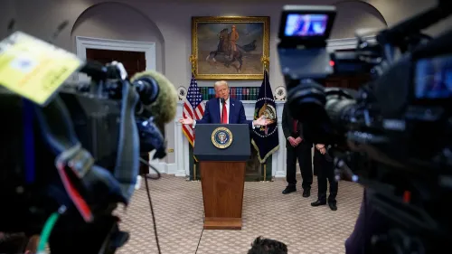 ترامب يتحدث في مؤتمر صحفي بالبيت الأبيض، مع كاميرات الإعلام والأعلام الأمريكية خلفه، وسط خلفية فنية تاريخية.