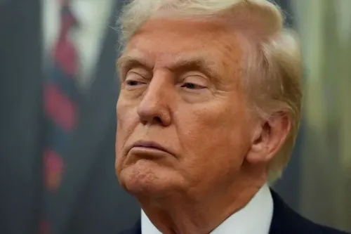 ترامب يظهر بتعبير جاد، في سياق مناقشات حول ترشيحه لجائزة نوبل للسلام بسبب دوره في إنهاء النزاعات الدولية.