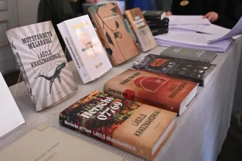 كتب لازلو كراسناهوركاي، الفائز بجائزة نوبل في الأدب 2025، معروضة على طاولة، تعكس تأثيره الأدبي ورؤيته الفنية.