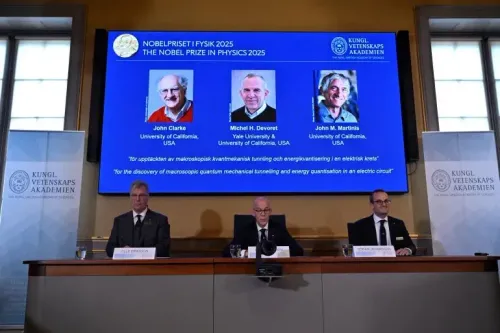 تظهر الصورة ثلاثة علماء فائزين بجائزة نوبل في الفيزياء لعام 2025، وهم جون كلارك وميشيل إتش ديفوريت وجون إم مارتينيس، خلال مؤتمر صحفي.