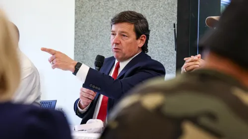 إد مارتن يتحدث خلال اجتماع، مع التركيز على الترشيح لمنصب المدعي العام الأمريكي، وسط معارضة من بعض الجمهوريين.