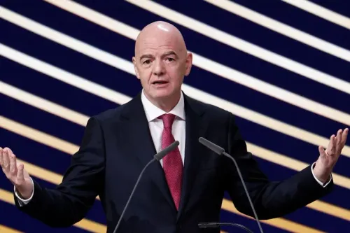 جياني إنفانتينو رئيس FIFA يتحدث أمام ميكروفونات مع خلفية خطوط مائلة، وسط ضغوط من اتحادات شمال أوروبا لمطالبته بالإصلاحات.