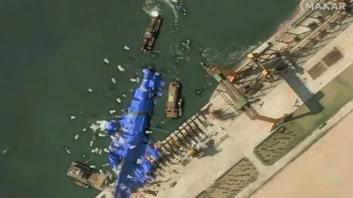 بالونات بيضاء تُستخدم حول مدمرة كورية شمالية متضررة، مع وجود سفن وأدوات إصلاح في الموقع، في محاولة لإعادتها إلى وضعها المستقر.