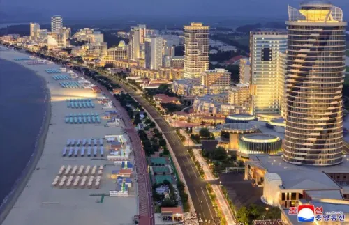 منتجع كالما الشاطئي الجديد في كوريا الشمالية، يظهر المباني الفخمة والشواطئ المجهزة، مع إضاءة ليلية تعكس البذخ.