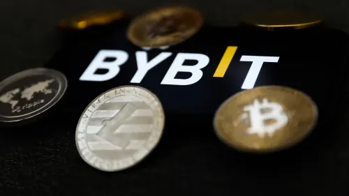 شعار شركة Bybit مع عملات رقمية متنوعة حوله، في سياق أكبر عملية اختراق للعملات الرقمية بقيمة 1.5 مليار دولار.