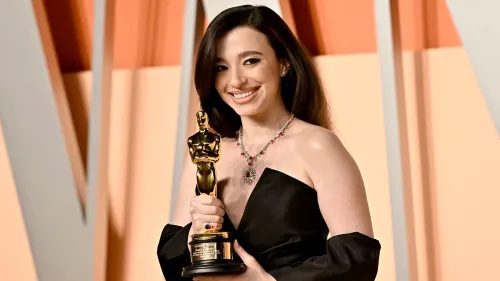 امرأة ترتدي فستانًا أسود أنيقًا وتبتسم وهي تحمل جائزة الأوسكار، مما يعكس أجواء حفلات هوليوود الراقية.