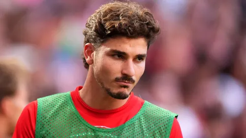 خوليان ألفاريز لاعب أتلتيكو مدريد الأرجنتيني يظهر بوجه جاد، مع إصراره على الانتقال إلى برشلونة بسبب أسباب عائلية وإقامة أسرية في إسبانيا.