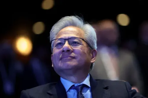 صورة لرجل ذو شعر رمادي يرتدي نظارات، يبدو متفائلاً أثناء حضوره حدث تقني. تعكس تعابير وجهه حماسًا تجاه مستقبل الذكاء الاصطناعي.