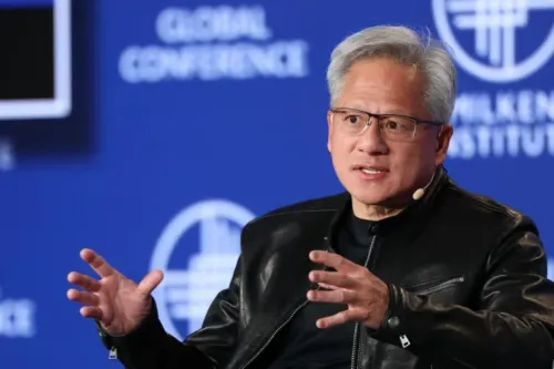 الرئيس التنفيذي لشركة Nvidia، جينسن هوانغ، يتحدث في مؤتمر حول نجاح الشركة في مجال الذكاء الاصطناعي ونمو الإيرادات.