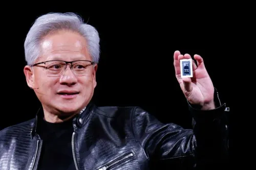 جنسن هوانغ، الرئيس التنفيذي لشركة Nvidia، يعرض رقاقة RTX Spark الجديدة، التي تجمع بين CPU وGPU لتشغيل الذكاء الاصطناعي محليًا.