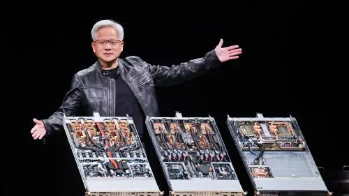 الرئيس التنفيذي لشركة إنفيديا، جينسن هوانغ، يقدم رقائق الذكاء الاصطناعي H20 خلال مؤتمر تقني، مع التركيز على الابتكار والتحديات.