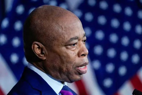 اجتماع عمدة نيويورك إريك آدامز مع ستيف ويتكوف، مبعوث ترامب، لمناقشة فرص سياسية محتملة، مع العلم بوجود قلق حول الانتخابات القادمة.