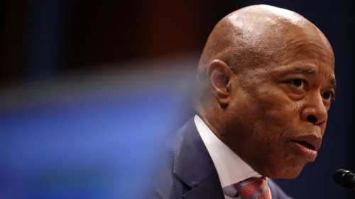 عمدة نيويورك إريك آدامز يتحدث عن حملته الانتخابية كمستقل بعد التخلي عن الانتخابات التمهيدية الديمقراطية، في سياق تحديات قانونية.