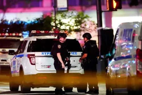 شرطة نيويورك تتجمع حول سيارة دورية بعد إطلاق نار في مانهاتن، حيث قُتل أربعة أشخاص، بما في ذلك ضابط شرطة.