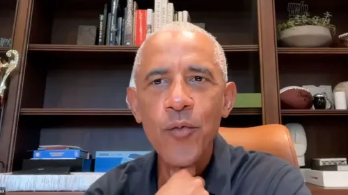 باراك أوباما يتحدث خلال مكالمة مع الديمقراطيين في تكساس، محذرًا من التلاعب في تقسيم الدوائر الانتخابية وتأثيره على الديمقراطية.