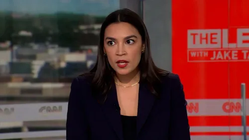 تظهر النائبة ألكسندريا أوكاسيو-كورتيز أثناء حديثها للصحفيين، معبرة عن استيائها من قرار زعيم الأقلية في مجلس الشيوخ تشاك شومر بشأن تمويل الحزب الجمهوري.