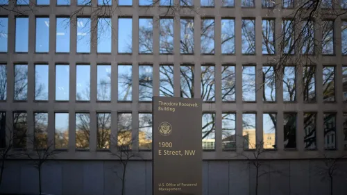مبنى إدارة شؤون الموظفين الأمريكية مع لافتة توضح العنوان، يعكس الأهمية الإدارية والمالية للمؤسسة في إدارة الأموال الفيدرالية.