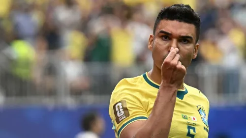 لاعب الوسط البرازيلي كاسيميرو يرتدي قميص منتخب البرازيل رقم 5 خلال مباراة في تصفيات كأس العالم 2026، مع التركيز على تعاقده الجديد مع إنتر ميامي في الدوري الأمريكي.