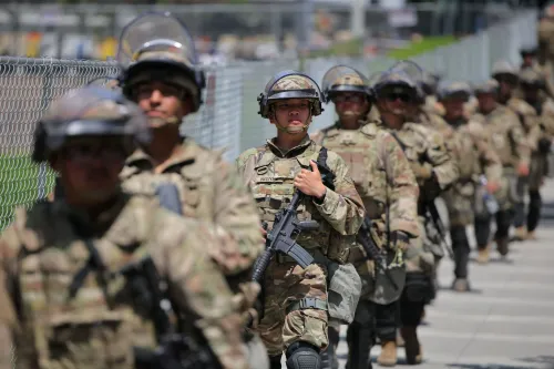 جنود من الحرس الوطني يرتدون زيهم العسكري الكامل ويجوبون منطقة محاطة بسياج، في إطار جهود إدارة ترامب لمكافحة الجريمة في شيكاغو.