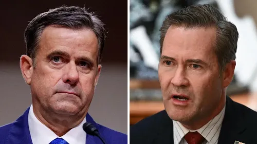 صورة تظهر مايك والتز وجون راتكليف، مسؤولين أمريكيين سابقين، خلال مناقشات حول الاستخبارات العسكرية ضد الحوثيين في اليمن.