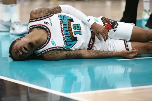 جا مورانت، لاعب فريق ممفيس جريزليز، ملقى على الأرض بعد إصابته في مباراة ضد أوكلاهوما سيتي ثاندر، مما أثر على أداء فريقه.