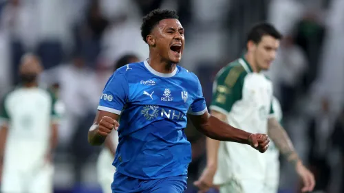 احتفال أولي واتكينز مهاجم الهلال بهدفه بالرأس في فوز الهلال 3-0 على الأهلي بالدوري السعودي للمحترفين.