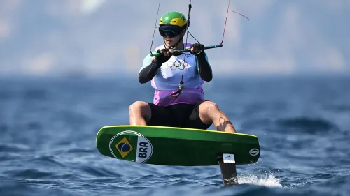 برونو لوبو، راكب الأمواج بالطائرة الورقية، يتزلج على المياه ويستخدم مهاراته لإنقاذ امرأة غارقة في المحيط أثناء اختبار كاميرته.