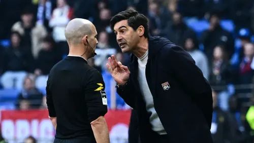 باولو فونسيكا، مدرب أولمبيك ليون، يتجادل مع الحكم بينوا ميلو خلال مباراة الفريق ضد بريست، مما أدى إلى إيقافه تسعة أشهر.