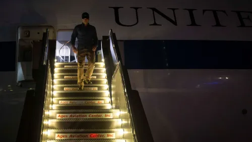 وزير الدفاع الأمريكي بيتر هيغسيث ينزل من الطائرة في مانيلا، مستعدًا لمناقشة الأمن وتهديدات الصين في آسيا.