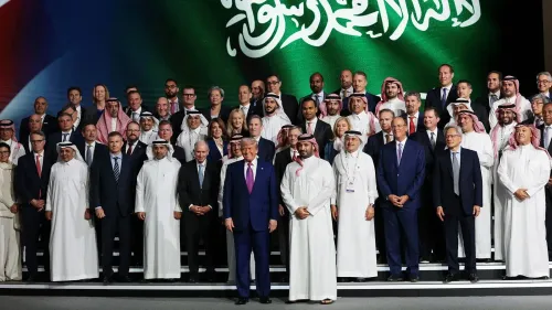 اجتماع لعدد من الرؤساء التنفيذيين الأمريكيين مع الرئيس ترامب في السعودية، مع خلفية تحمل شعار المملكة، خلال زيارة تاريخية لتعزيز شراكات الذكاء الاصطناعي.