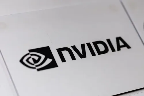 شعار شركة إنفيديا، الرائدة في تصميم رقائق الذكاء الاصطناعي، يظهر في سياق الشراكات الاستراتيجية لتعزيز البنية التحتية التقنية في السعودية.