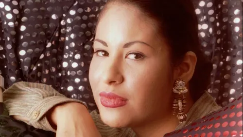سيلينا كوينتانيلا بيريز، نجمة موسيقى التيجانو، تظهر في صورة قريبة مع تعبير هادئ، تعكس إرثها الثقافي وتأثيرها المستمر.