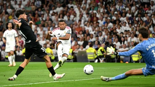 كيليان مبابي يسدد كرة نحو المرمى في مباراة ريال مدريد ضد ريال سوسييداد ضمن الدوري الإسباني لا ليغا.