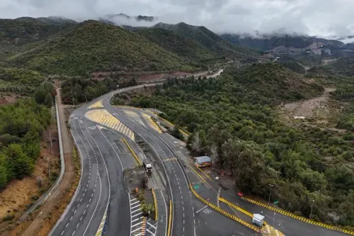 منظر جوي لطريق متعرج محاط بالجبال والأشجار في تشيلي، حيث تم تعليق الأنشطة في منجم إل تينينتي بعد انهيار جزئي.