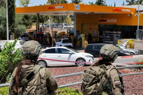 موقع الحادثة في محطة وقود، حيث يتواجد جنود إسرائيليون يتابعون الوضع بعد هجوم مسلح أسفر عن مقتل شخص وإصابة آخرين.