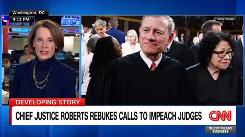 رئيس المحكمة العليا جون روبرتس مع القاضية سونيا سوتومايور في حدث قانوني، حيث يناقشان التهديدات بالعزل ضد القضاة.