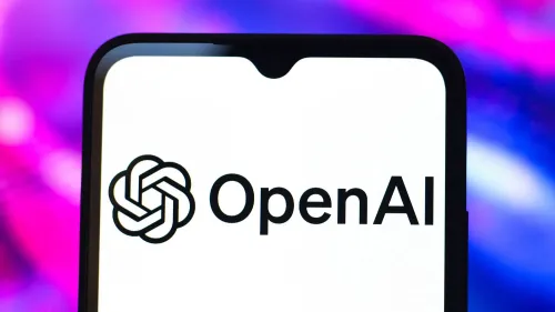 شعار OpenAI يظهر على شاشة هاتف ذكي، مع خلفية ملونة تعكس الابتكار في مجال الذكاء الاصطناعي.