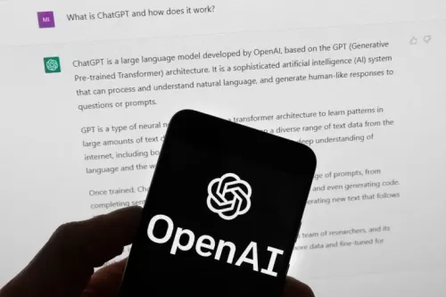 شعار OpenAI على شاشة هاتف ذكي أمام نص يشرح تقنية ChatGPT، مع التركيز على قضايا أمان الذكاء الاصطناعي واختراق الأنظمة.