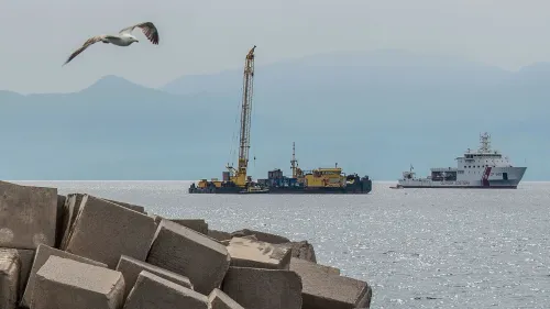 عمليات انتشال اليخت "بايزيان" الغارق تتم بواسطة رافعتين بحريتين، مع وجود خفر السواحل الإيطالي لضمان سلامة العمل.