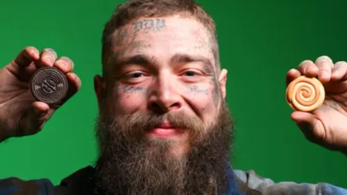 يظهر مغني يمسك بيديه نوعين من بسكويت أوريو الجديد المحدود بحشوة مبتكرة، مع خلفية خضراء.