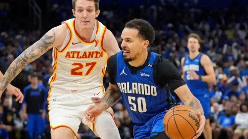 كول أنتوني من فريق أورلاندو ماجيك يتجاوز لاعب أتلانتا هوكس في مباراة بلاي أوف، مع التركيز على الأداء القوي للفريق.