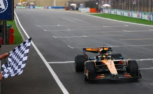 أوسكار بياستري يقود سيارة مكلارين نحو خط النهاية في سباق الجائزة الكبرى الصيني، محققاً فوزاً مميزاً بفارق 10 ثوانٍ عن زميله نوريس.