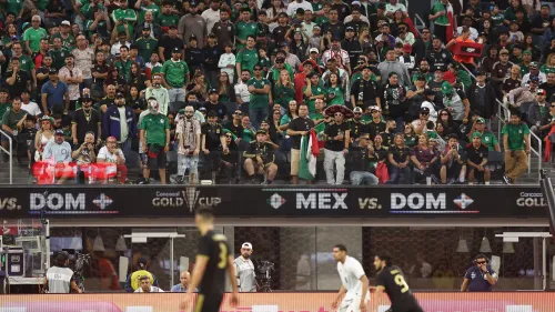 مدرجات ملعب سوفي مليئة بمشجعي منتخب المكسيك الوطني لكرة القدم خلال مباراة ضد جمهورية الدومينيكان في الكأس الذهبية، مع أجواء حماسية.