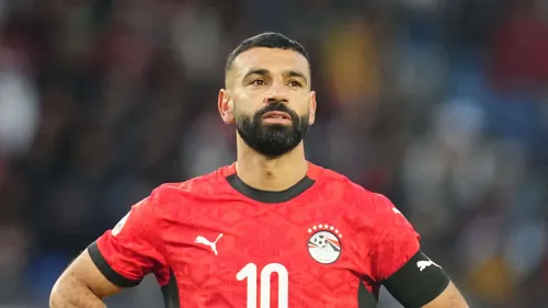 محمد صلاح يرتدي قميص المنتخب المصري خلال مباراة دولية، وسط حديث عن مفاوضات انتقاله إلى نادي بشكتاش التركي.